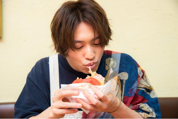 「エッグとチーズソースとタルタルが、赤いチリバンズとチリソースの辛さといいバランスになるので、これなら辛いのが苦手な人でも食べられるんじゃないかな」(小林)