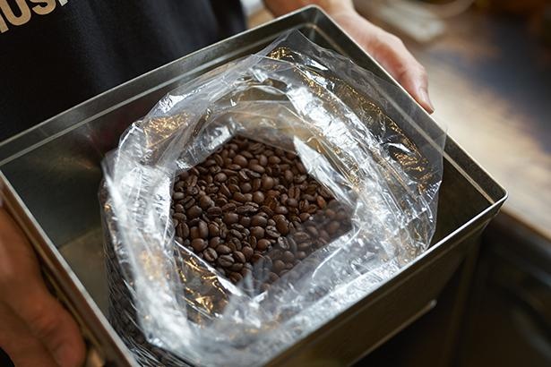  コーヒー豆は50グラムから販売。「いろいろ飲み比べができるように」とのひと工夫が好評