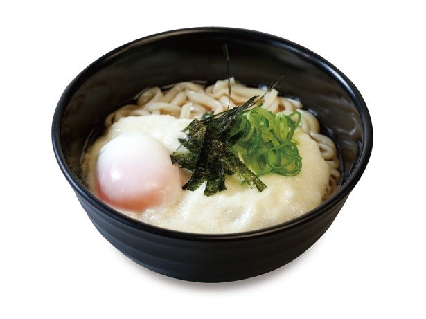 【写真を見る】「稲庭風冷やし温玉とろろぶっかけうどん」(450円)