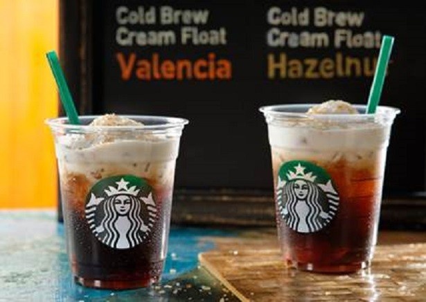 【写真を見る】5月24日(水)から販売される「コールドブリュー クリームフロート バレンシア」と「コールドブリュー クリームフロート ヘーゼルナッツ」