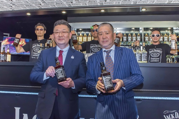 「JACK DANIEL’S Experience 2017 Japan」にて、アサヒビール・笹原俊一(写真左)とブラウン・フォーマン ビバレッジス ジャパン 日本支社長・坂元太郎(写真右)がイベントに登壇