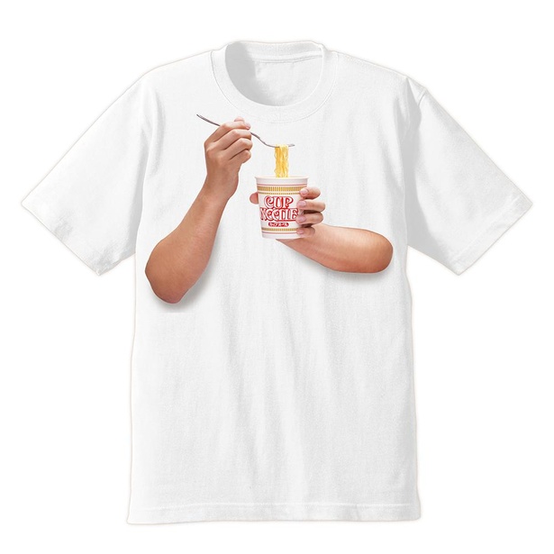 「カップヌードル食ってる風Tシャツ」。遠目で見たら本当に食べているように見えそう