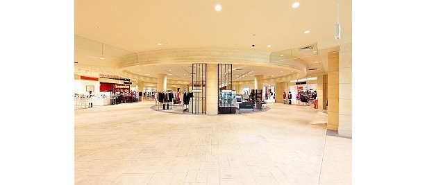 広々としたラグジュアリーな店内