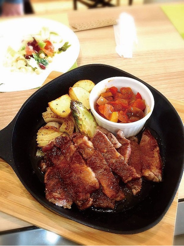 【写真を見る】ライブ感あふれる鉄板料理を堪能！「Teppan Dining よしだ」