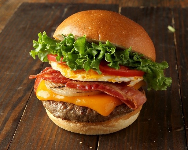 【写真を見る】5月12日(金)から販売されている「ベーコンエッグ厚切りチェダーバーガー」(税別1300円)