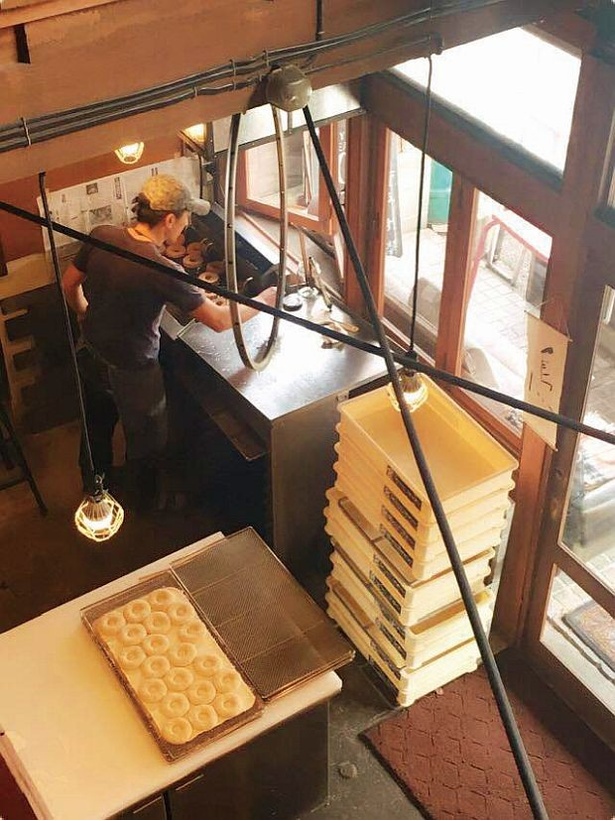 【写真を見る】カフェスタイルになった「ケンジーズドーナツファクトリー」