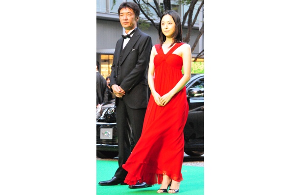 真紅のドレスで登場した桜井幸子（35）