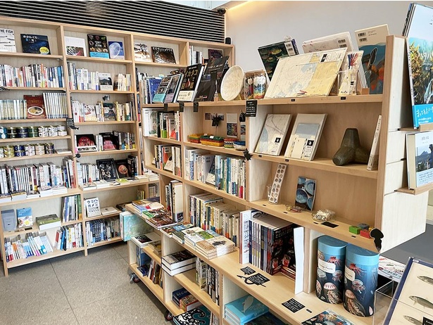 東京・曙橋にオープンした魚の専門書店「SAKANA BOOKS」