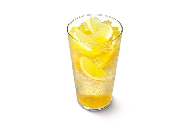 生のレモンがまるごと1個分入った「まるごと！レモンのジンジャーエール with 南国パインソース<タイ産パイン果肉1.0％使用>」(単品530円)。レモンを潰しながら好みの酸味に仕上げよう