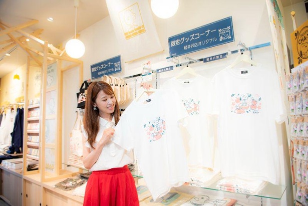 信州のリンゴをイメージしたポップなデザインのTシャツは軽井沢限定商品！