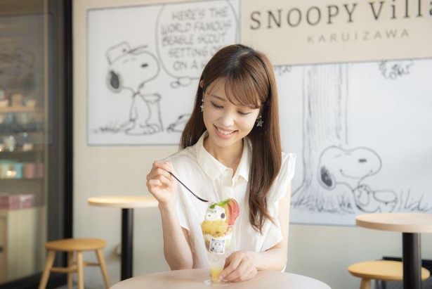 スヌーピー×和”をテーマとした「SNOOPY茶屋」のカフェ。テラス席でパフェを楽しむ垰さん
