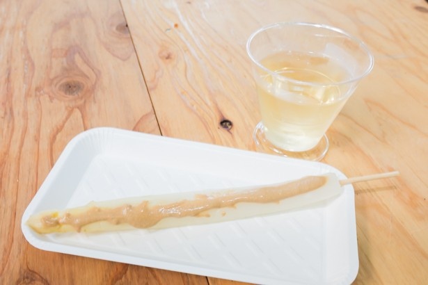 【写真を見る】フランスならではのグルメに舌鼓！ホワイトアスパラガスと白ワイン(各500円)