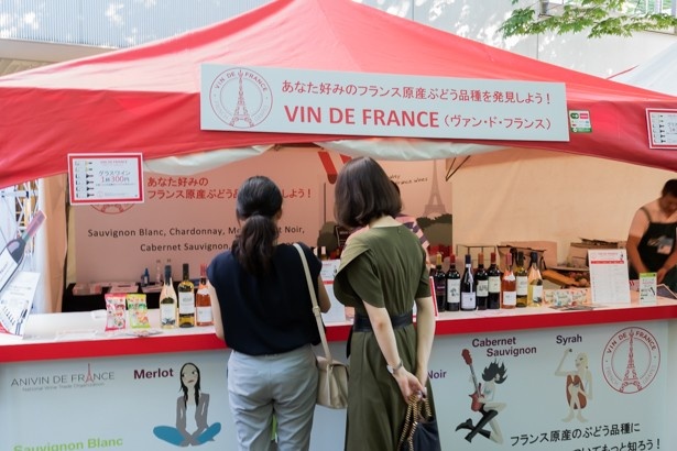 屋外の試飲コーナーでは、1杯300円でワインを提供