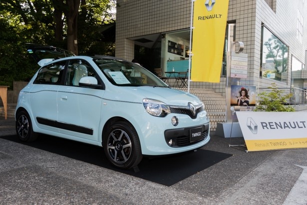 ルノーのコンパクトカー「トゥインゴ」などフランスブランドの商品も展示