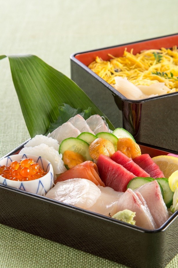 「日本料理なにわ」の懐石コーナーで色鮮やかな海鮮8種を散りばめれた美しい海鮮ちらしが楽しめる