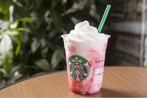 【写真を見る】赤と白のマーブル模様の「ストロベリー クリーム フラペチーノ」