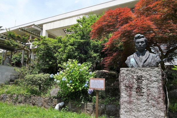 校内の一画には、野口英世の像が。当時の校長先生が、福島県出身であったことから福島ゆかりの偉人として像が建てられたそう