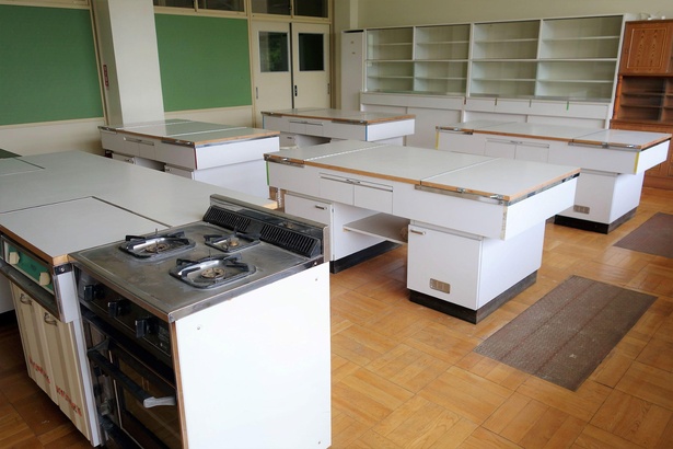 家庭科室は調理実習室として利用可能(1時間460円～)。その他、会議室や体育館も利用できる(有料、要予約)