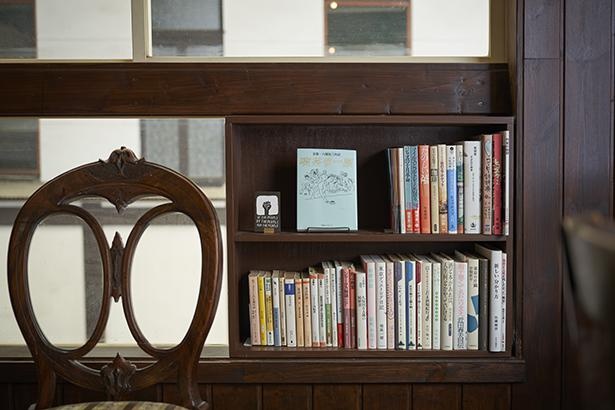 書棚の本は、大和郡山市と茨城県の古書店がセレクト
