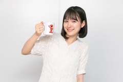 日本公式オンラインショップ限定の「マグカップ【当店オリジナル】」(1320円)。「マグはコーヒーブレイクで使おうかな？」(紙本さん)