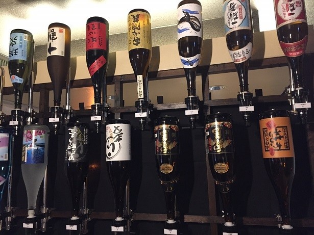 【写真を見る】飲み放題はセルフスタイルで自分好みのお酒が作れる