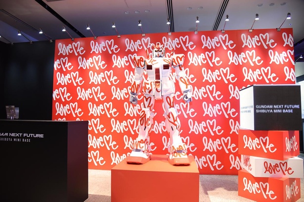 4階イベントスペースには「Love Me」デザインのガンダムを展示