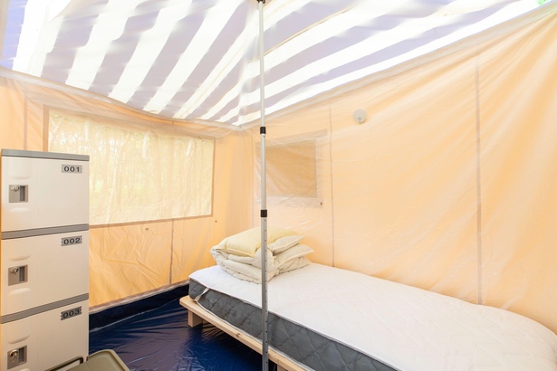 トレーラーの横に設置されたテントは、ベッドルームになっている