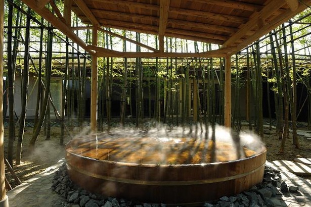 竹に囲まれた「片岡温泉」の露天風呂