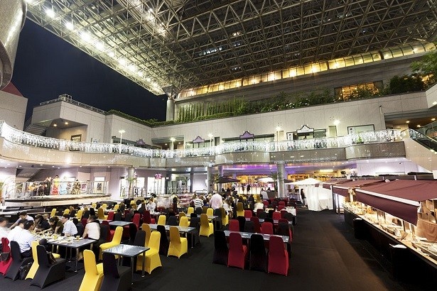 【写真を見る】ホテル・アゴーラ リージェンシー堺のビアガーデン「“OPEN DINING E＆N” AGORA BEER GARDEN」
