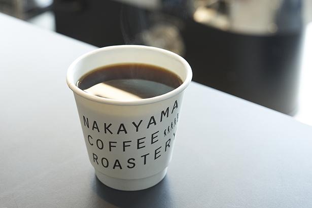 豆の種類が選べるホットコーヒー(500円)。店のロゴなど、デザインは舞蘭さんが担当