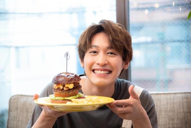  【写真】おしゃれな店内で大きなグルメバーガーをほおばる！俳優・小林亮太の撮り下ろしカット多数