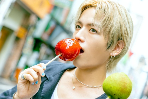 【写真を見る】KEYが今流行りのりんご飴をパクリ！
