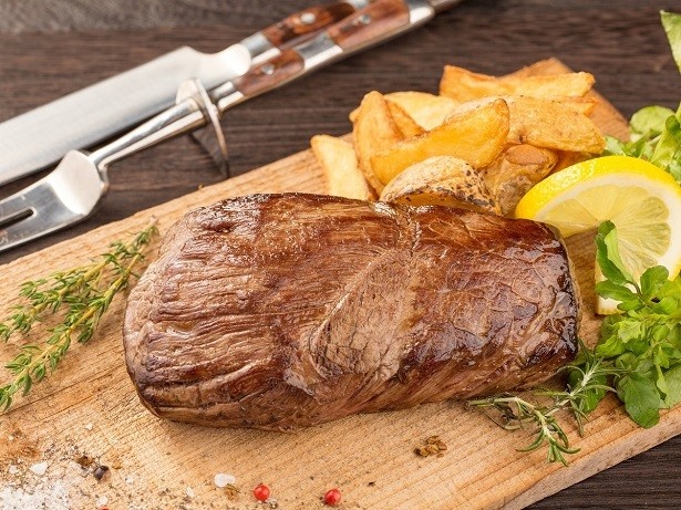 【写真を見る】「馬肉の1ポンドステーキ」