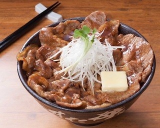 「伝説のすた丼屋」が北海道初出店！「北海道すた丼 ～濃厚バター醤油味～」が限定登場