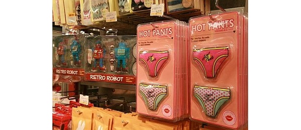｢ハンドウォーマー｣は、ポップなデザインが人気(1260円)