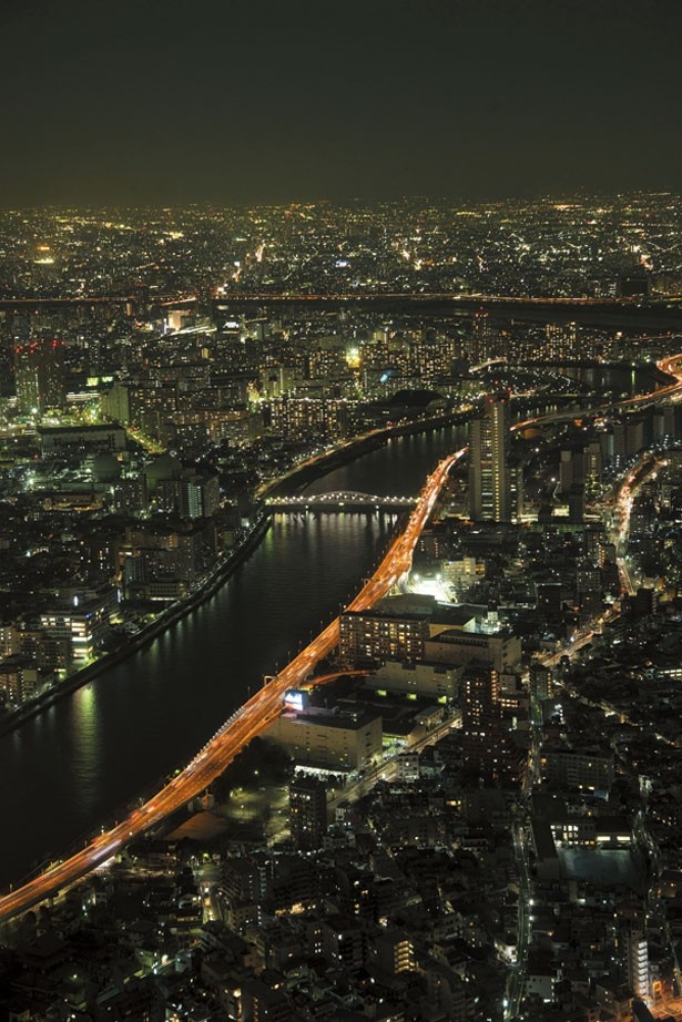 夜は首都高と隅田川がきらめきロマンチックな雰囲気に