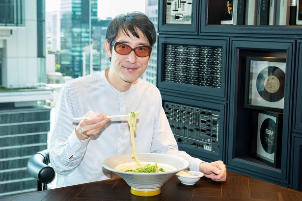 ミュージシャン、渋谷区観光大使、渋谷区 CEOと複数の顔を持ちスパイス愛好家でもある小宮山雄飛さんおすすめの「渋谷スクランブルスクエア」の期間限定スパイスグルメをご紹介！