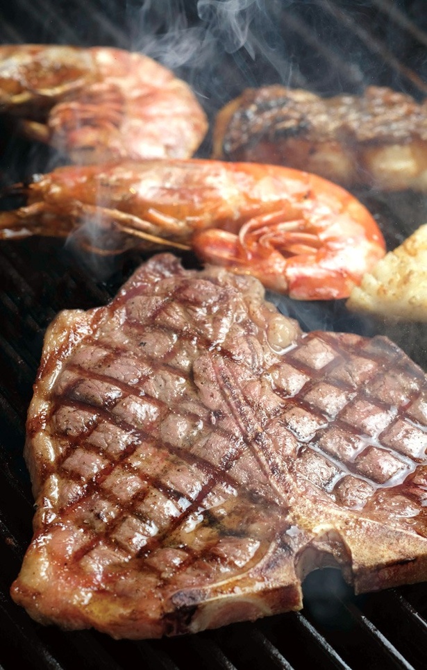 サーロインとフィレ肉を一度に味わえる「ティーボーンステーキ」や、シェフが目の前で焼き上げるグリル料理を堪能できる