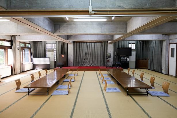 この会場で講演会やディスカッションのほか、宴会も行われていたという