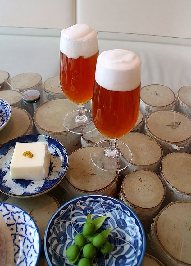 【写真を見る】“居酒屋らしさ”を演出する「枝豆」と「ビール」