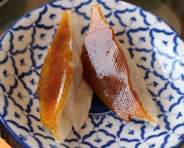 求肥の中になめらかなあんこカスタードを詰めた「餃子」