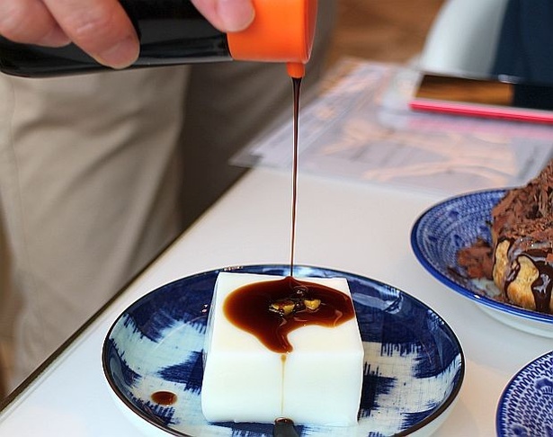 ミルクパンナコッタは、仕上げに「醤油」風の黒蜜ソースをかける