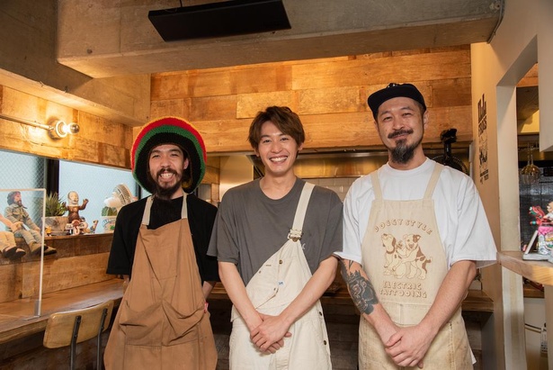 左から、スタッフの田港勝也さん、小林亮太、店主の村上慎一郎さん