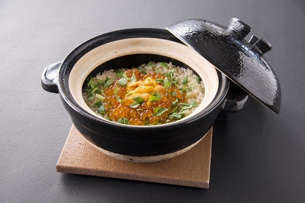 「雲丹といくらの土鍋ご飯」は、上質な雲丹と自家製いくらの醤油漬けが御飯を引き立てる