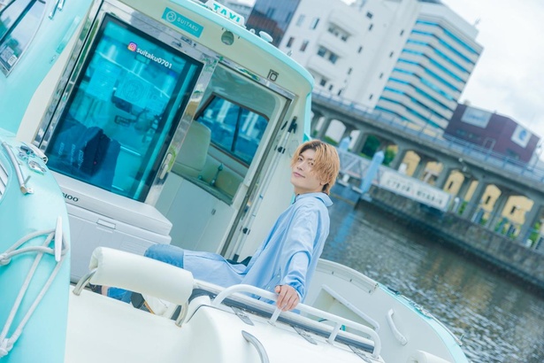 【写真】水上タクシー「SUITAKU」に乗り込むKENTO.i