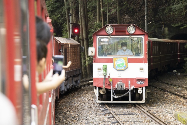 すれ違う列車に乗るお客さんと手を振り合う人も