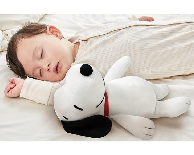 スヌーピーの“優しい振動”で赤ちゃんがスヤスヤ…。かわいいぬいぐるみが寝かしつけをサポート！