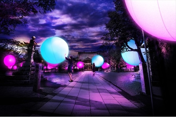 大村神社の境内には、浮遊する光の球体が登場。衝撃を与えると、光の色を変化させ、特有の音色を響かせる