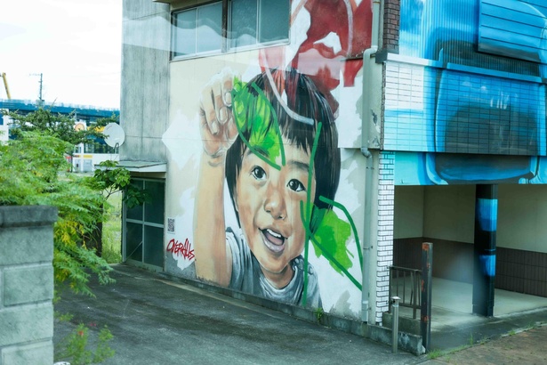 町内の所々に見える壁絵は、世界的有名なアーティスト「オーバーオールズ」が手がけたモノ