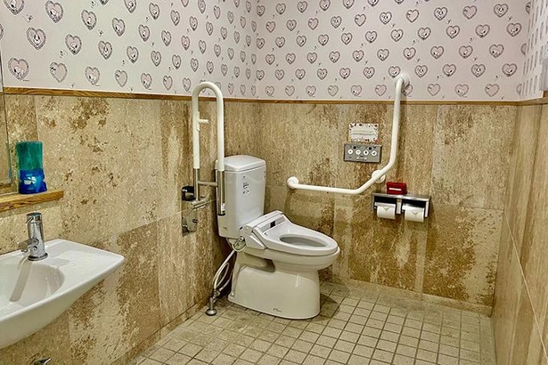 多目的トイレは、貸切家族風呂と同じセンターハウス裏に1カ所のみ